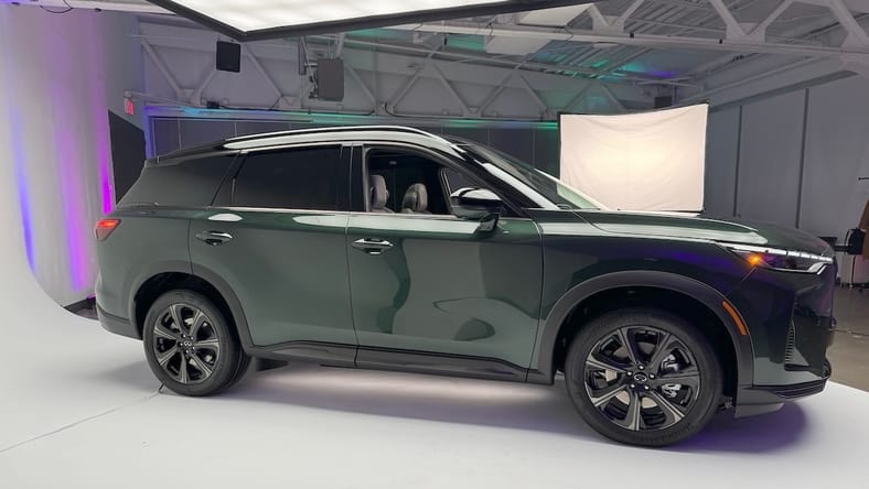 The 2026 Infiniti QX60 Takes Style Notes From Its Big Sister For a Fresh New Look 2 The 2026 Infiniti Qx60 In Deep Emerald Green