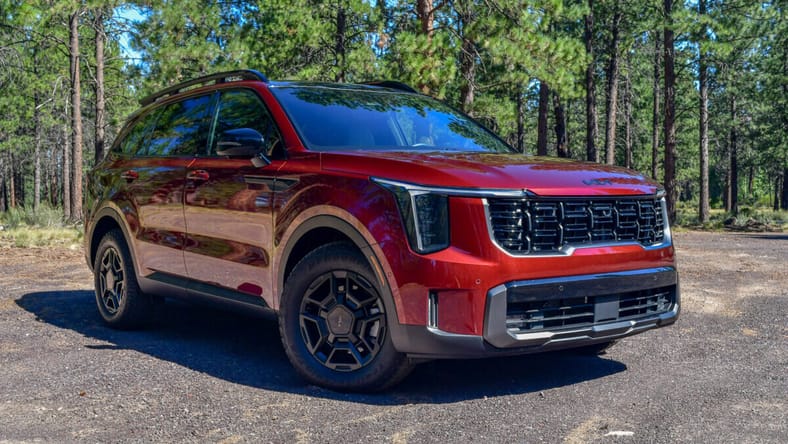 The Front Quarter End Of The 2025 Kia Sorento X-Pro Sx Prestige