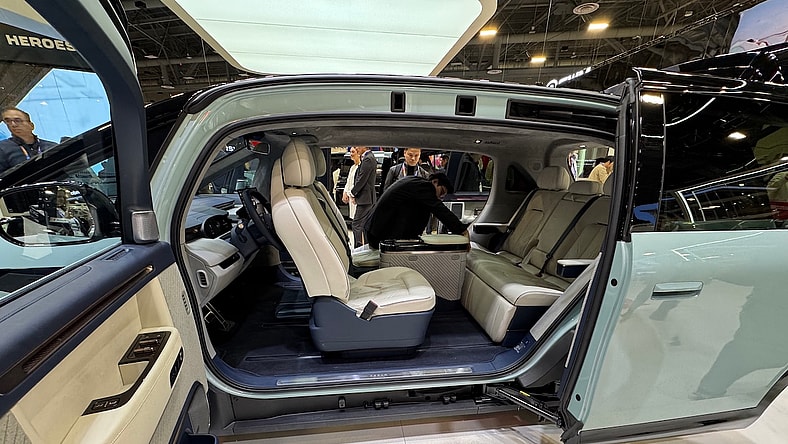 Zeekr Showed A Minivan With Reclining And Rotating Front Row Seats Best Of Ces