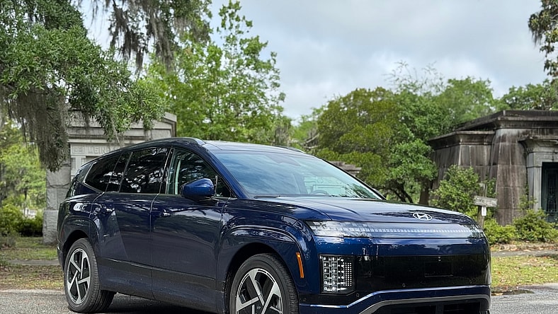 2025 Hyundai Ioniq 9: Buy This 3-row SUV For Its Look and Feel, Not Just Because It’s An EV 2 The Front Seat In The Hyundai Ioniq 9