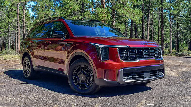 The Front Quarter End Of The 2025 Kia Sorento X-Pro Sx Prestige