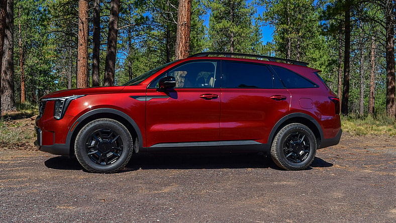 The Side Profile Of The 2025 Kia Sorento X-Pro Sx Prestige