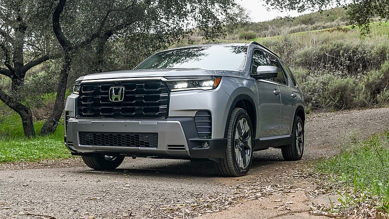 The Front Quarter End Of The 2026 Honda Pilot Elite
