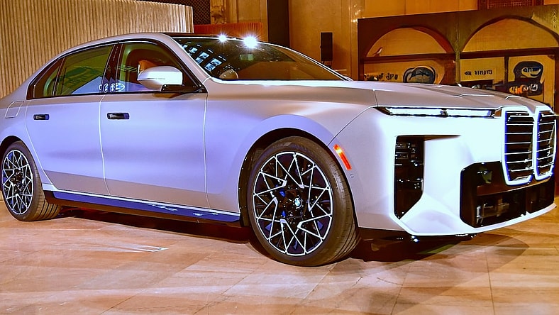 The Low Profile Of The Bmw 7 Series Neue Klasse