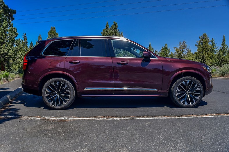 The Side Profile Of The 2025 Volvo Xc90 T8 Ultra Phev