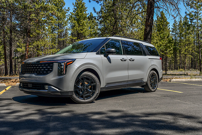 The Front End Of The 2026 Kia Carnival Hybrid