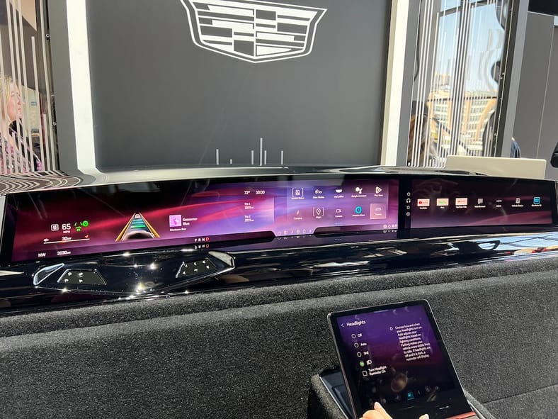 The pillar to pillar screen cadillac escalade iq
