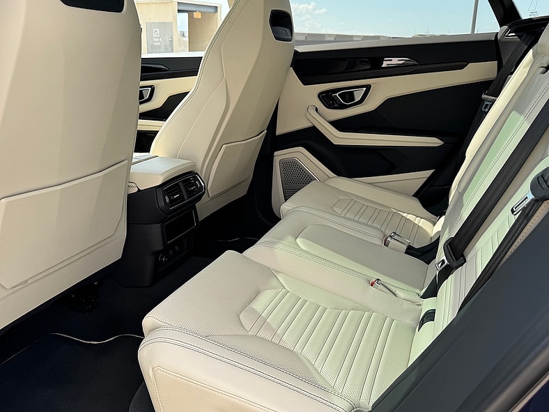 What No One Else Will Tell You About the Lamborghini Urus SE—It’s Too Good Not To Share 12 The Rear Seat In The Lamborghini Urus Se