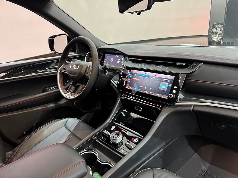 Please Don’t Mess With the 2026 Jeep Grand Cherokee — Unless It Gets Better (Guess What: It Does) 5 The Design Of The 2026 Jeep Grand Cherokee Eliminated The Use Of Chrome