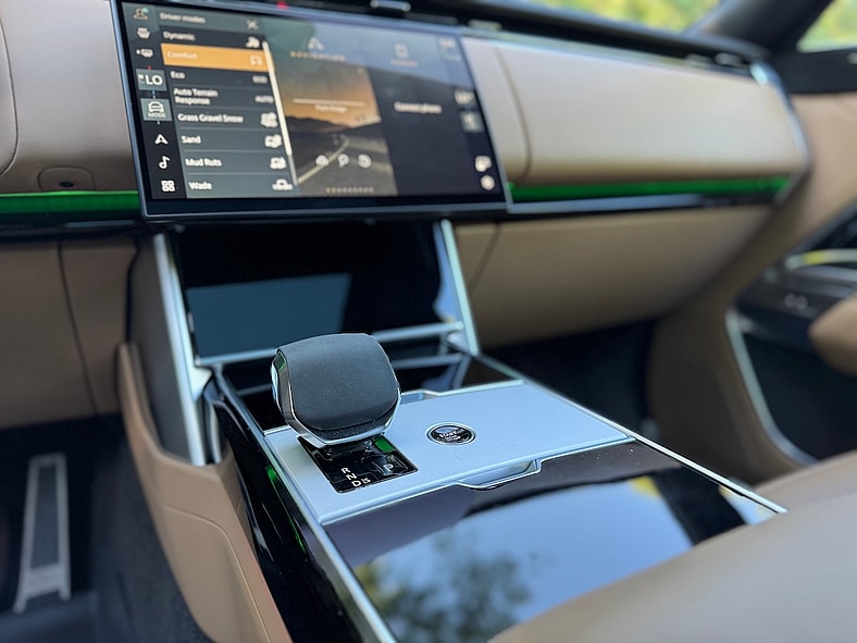 The Minimalist Center Console In The 2025 Range Rover Se Has Retractable Panels But Not A Lot Of Buttons