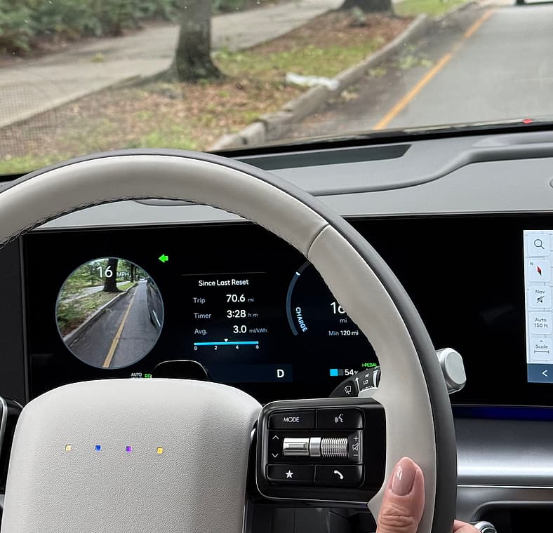 Hyundai'S Blind Spot Camera Helps With Making Turns In The City