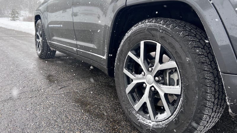 All-weather, all-terrain tires helped the Jeep Grand Cherokee 4xe grip the snowy road. Photo: Allison Bell