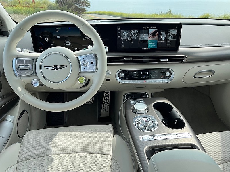 A View Of The Front Seat In The Genesis Gv60