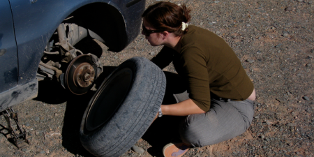 Changing a flat tire Photo: Alicia Nijdam