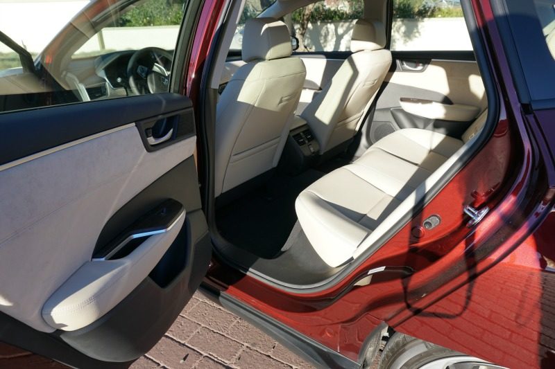 Honda Clarity Hybrid Plug-in roomy back seat