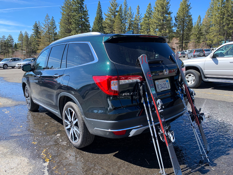 Rear of Honda Pilot with skis.