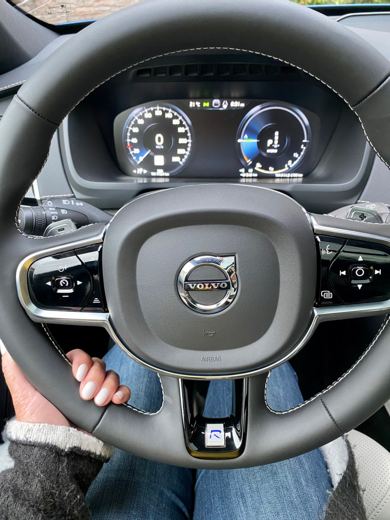 2020 volvo XC90 luxury hybrid steering wheel and digital cluster