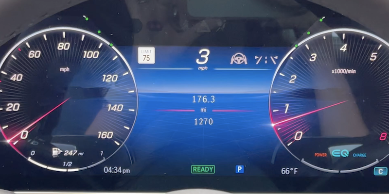 The driver's information screen on the Mercedes-Benz S580