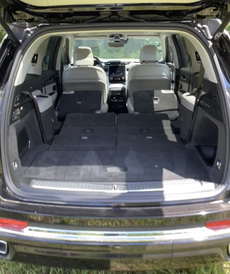 The rear cargo space of Jeep Grand Cherokee L