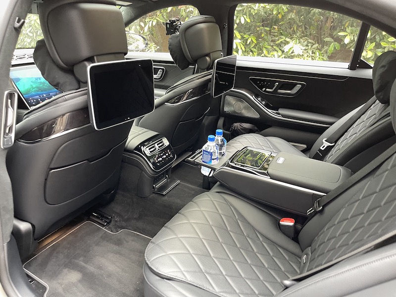 The rear seat of the Mercedes- Benz S 580; the seat on the passenger side has an extendable leg rest, too