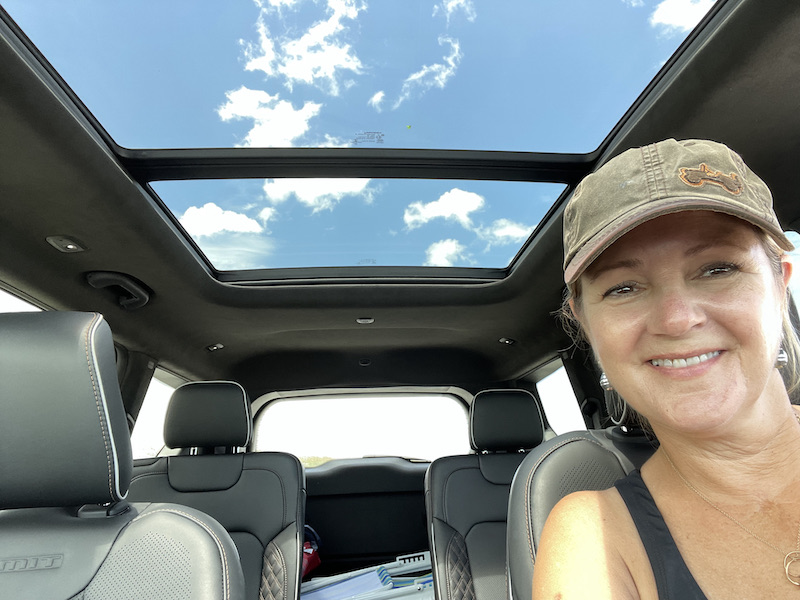 The panoramic sun roof not only gives the Jeep Grand Cherokee L an open and airy feeling, it helps rear seat passengers to avoid motion sickness