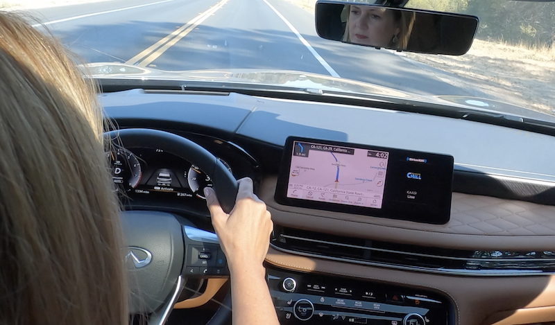 Notice the hoodlines on the Infiniti QX60; this is what you'll see from the driver's seat