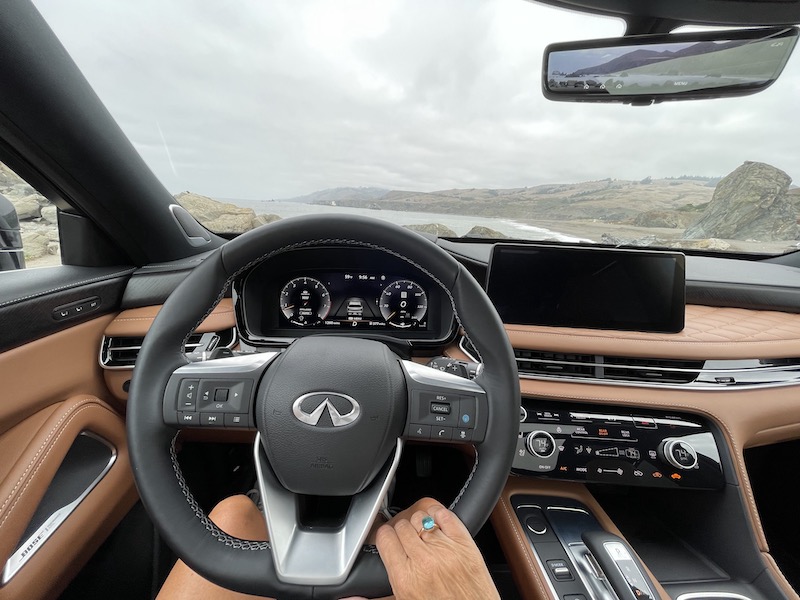 The view from the driver's seat in the Infiniti QX60
