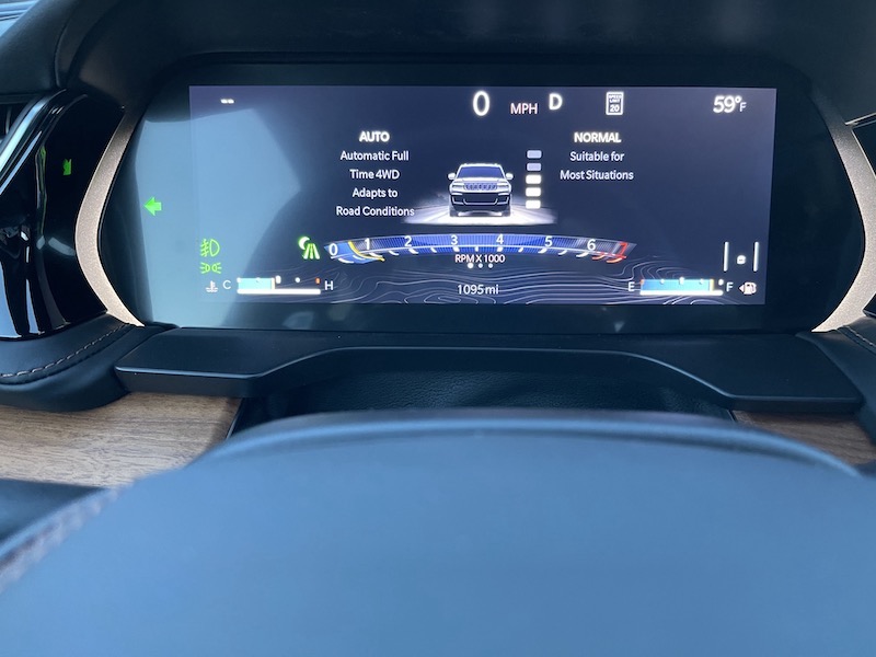 The driver information screen in the Jeep Grand Cherokee allows you to customize your view and adds info graphics so you know what each feature does