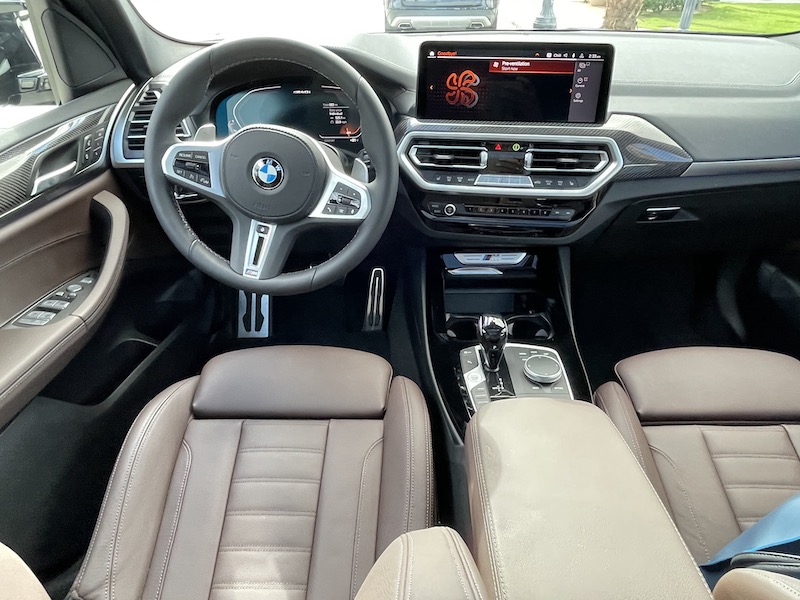 The interior in the BMW X3 M40i features some of the same elegant details as the 5 Series