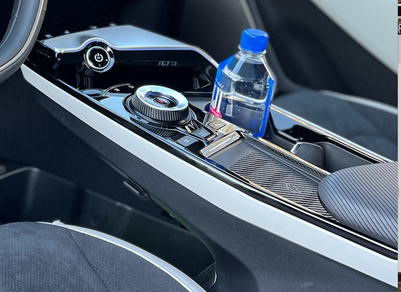 The center console of the Kia EV6 cantilevers over the center of the car, leaving an open spot for a handbag or small things