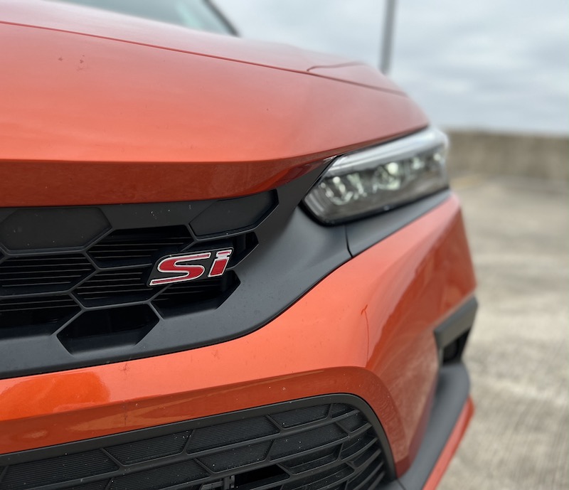 The Si badge on the front grille of the 2022 Honda Civic