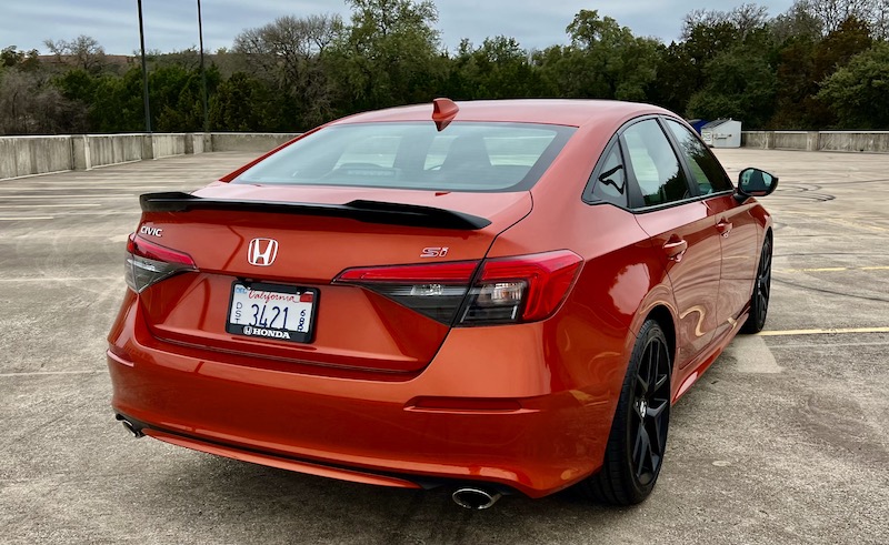 The rear end of the 2022 Honda Civic Si adds the spoiler to give this car a bit more aerodynamic integrity