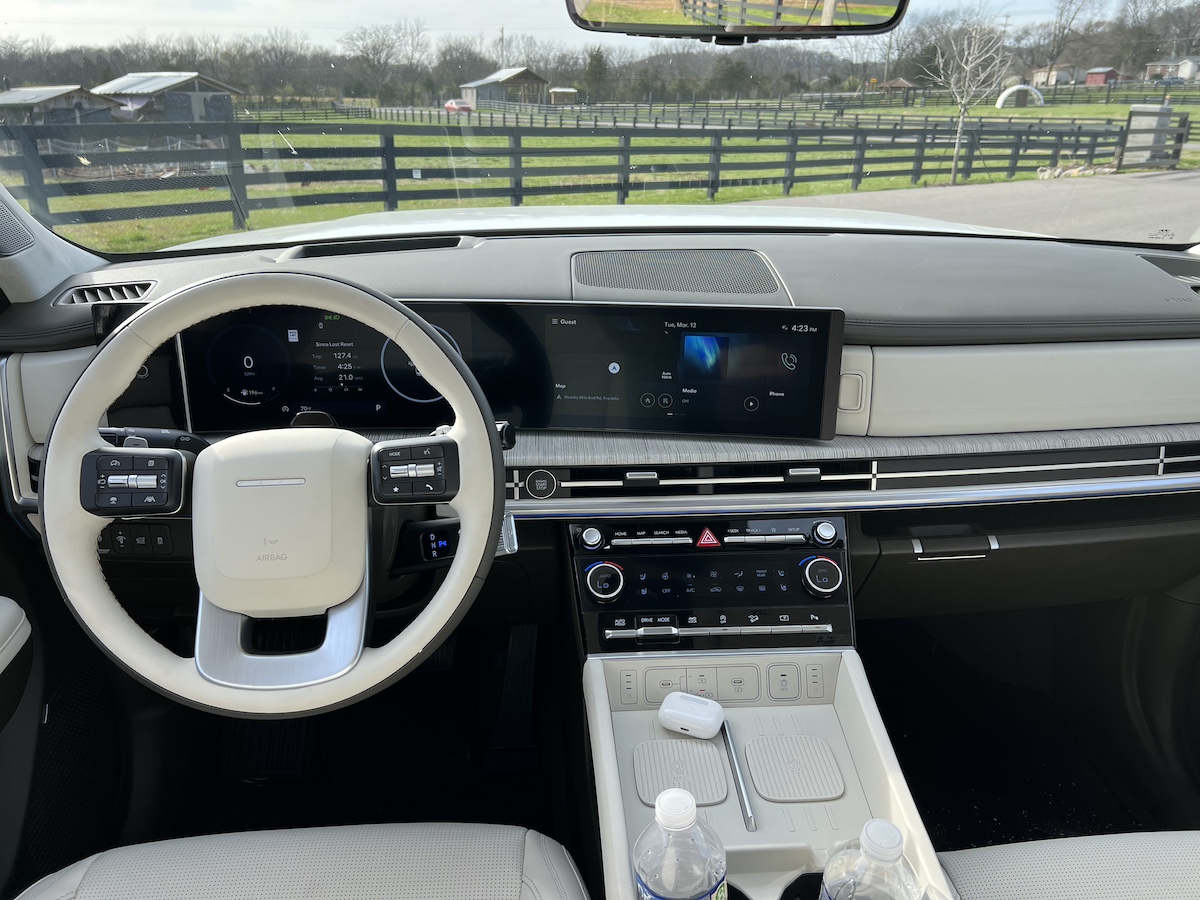 The View Of The Front Seat In The Hyundai Santa Fe