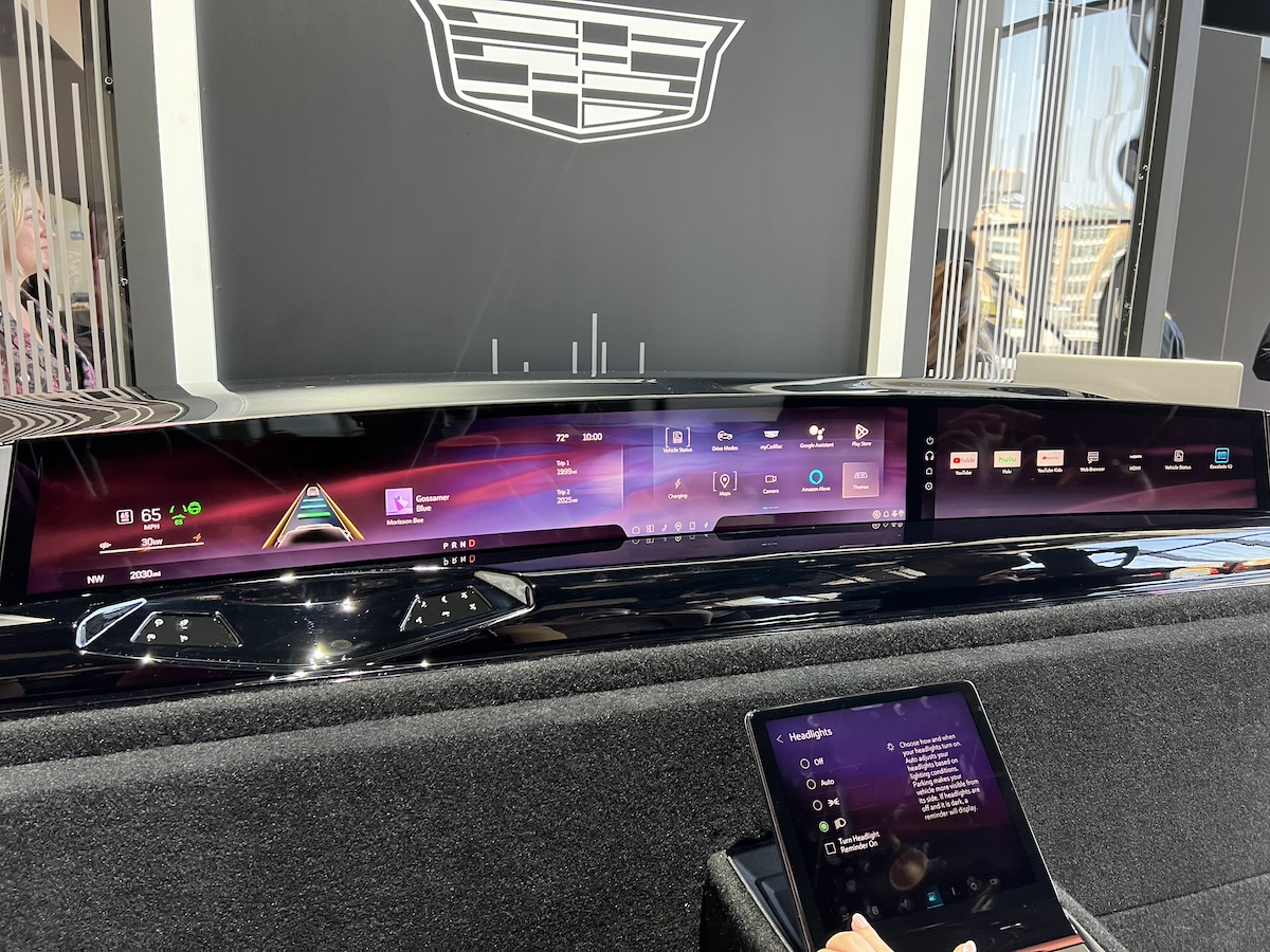 The Pillar To Pillar Screen Cadillac Escalade Iq