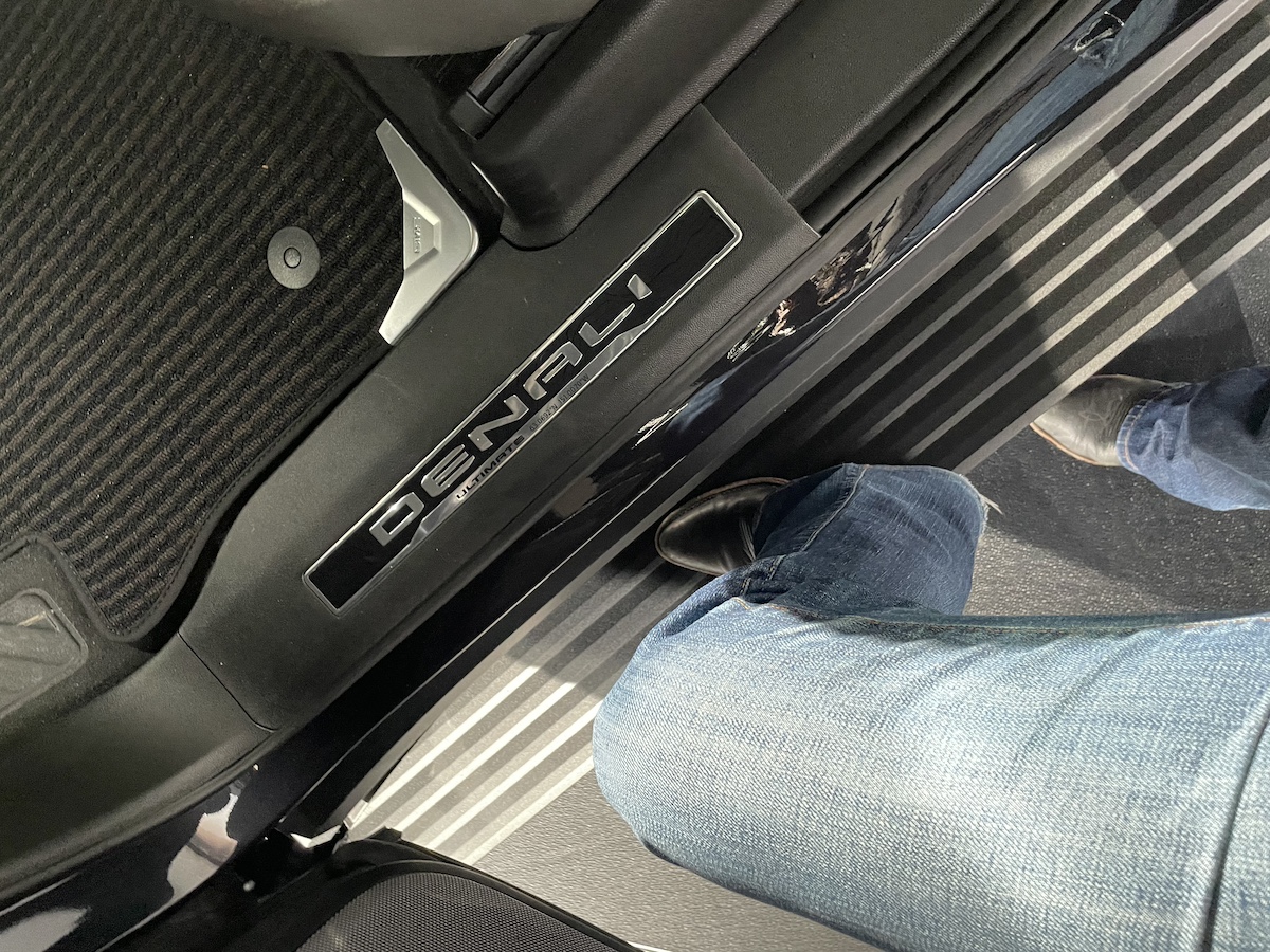 Running Boards In The 2025 Gmc Yukon