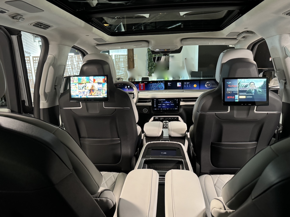 The Interior Of The 2025 Lincoln Navigator; Everyone Can See The Panoramic Front Screen