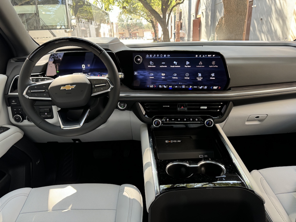 2025 Chevrolet Tahoe and Suburban: A Minor Makeover For an Even More Classic 8-Seater SUV 9 The Front Seat Of The 2025 Chevrolet Suburban Premier Edition