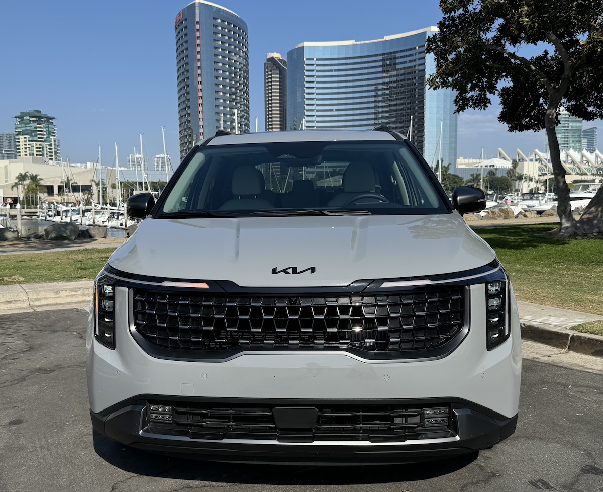 The New Front End Of The 2025 Kia Carnival
