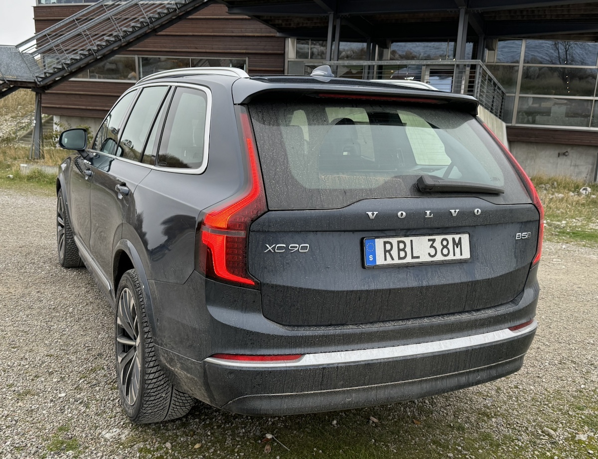 The Rear Of The 2025 Volvo Xc90 Shows Off The Split Caliper Tail Lights