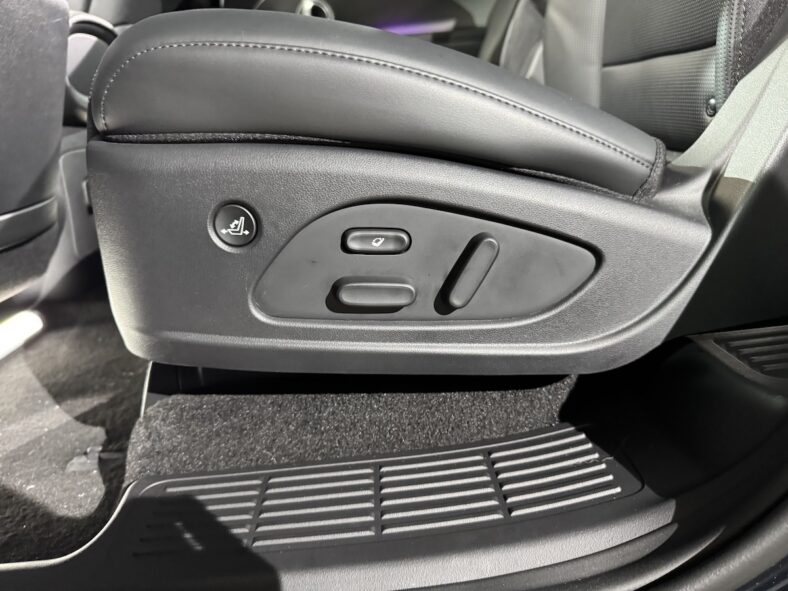 Seat controls on the center seat in the Hyundia Palisade