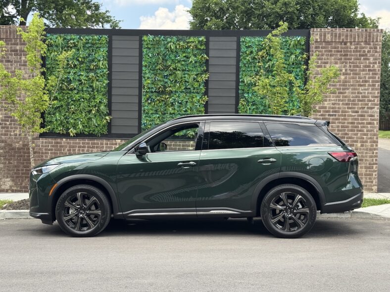 A side view of the 2026 Infiniti QX60 shows off its Deep Emerald paint
