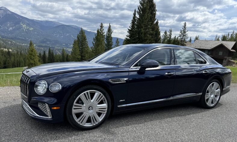 The Bentley Flying Spur Azure in dark blue and chrome
