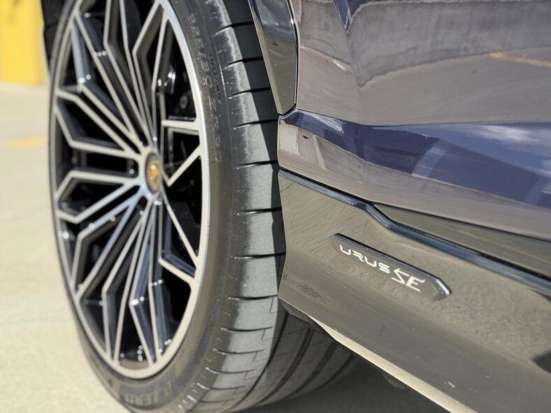 The Only Exterior Marker That This Is The Urus Se Is On The Front Lower Panels