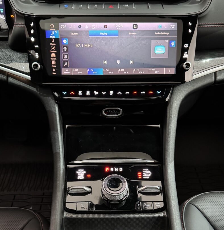 The Command Center And Multimedia Screen In The 2026 Jeep Grand Cherokee