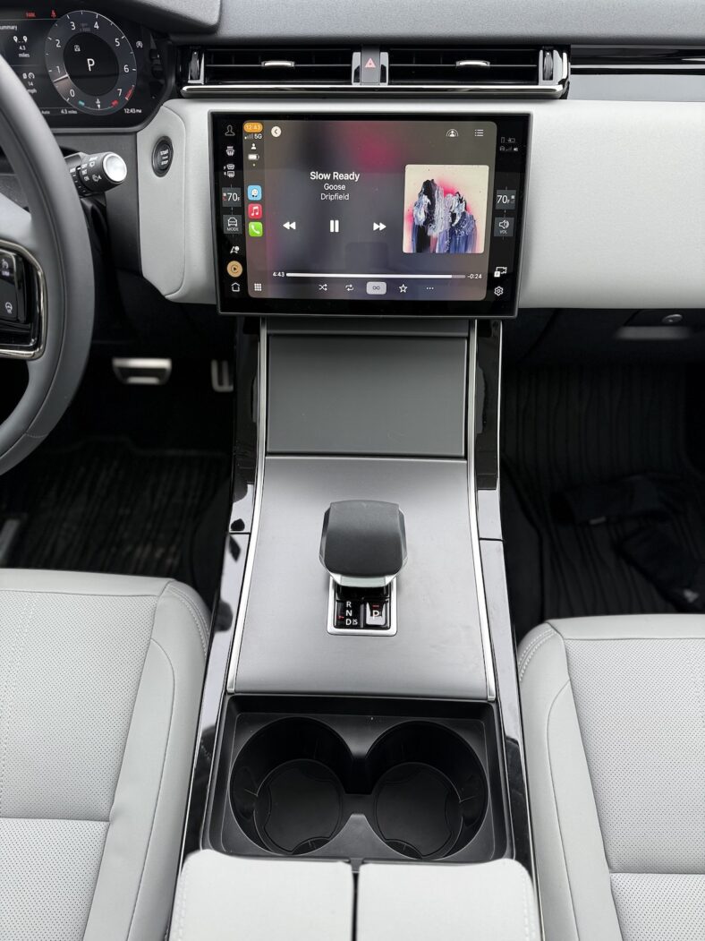 I Wasn't Expecting This in the 2025 Range Rover Velar. And That Was Good 7 The Center Console In The 2025 Range Rover Velar Is Simple And Elegant
