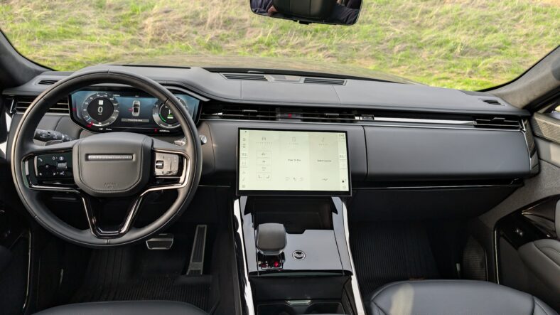 The Screens In The 2025 Land Rover Range Rover Sport Autobiography Phev